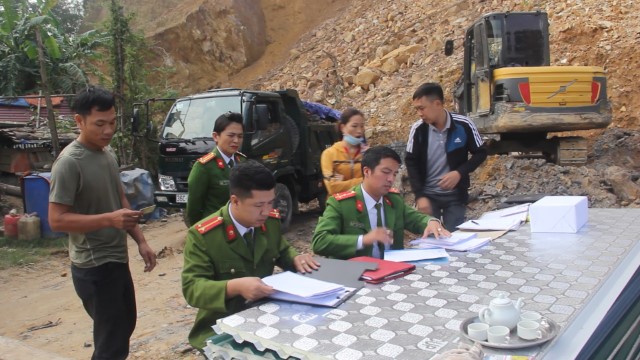 Công An huyện Hậu Lộc bắt quả tang 2 vụ khai thác đất trái phép tại xã Cầu lộc.